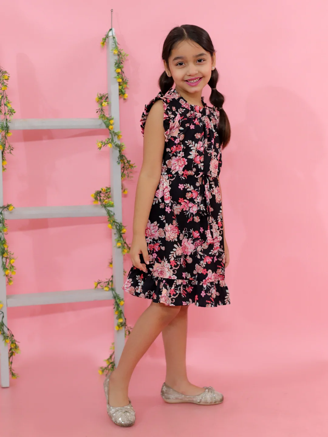 Sleevless all over printed A-Line knee length dress comes with flared hem Black view 5